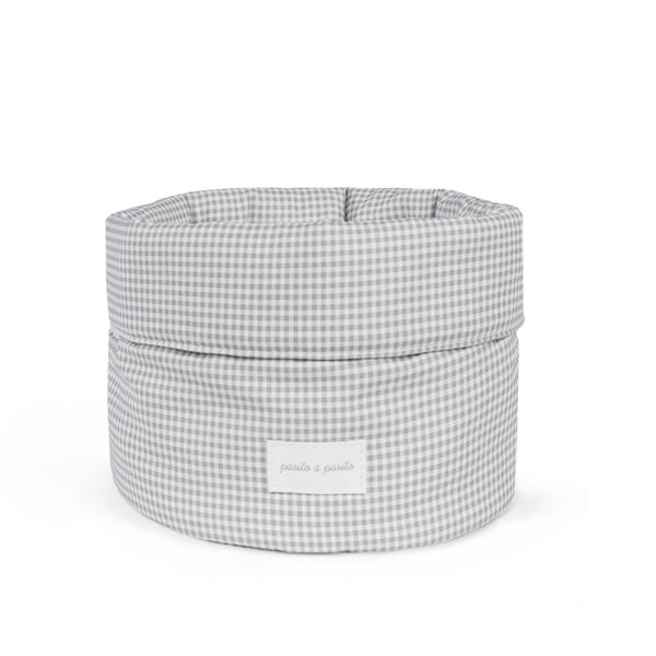 Cesto Organizador Little Bloom Pasito a Pasito em 100% algodão, ideal para organizar fraldas, cremes e acessórios do bebé com um design elegante e delicado. Vichy Grey