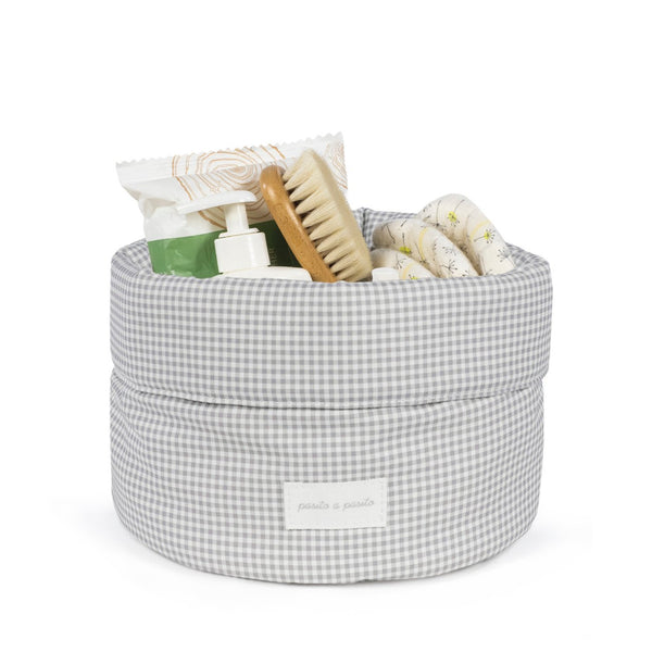 Cesto Organizador Little Bloom Pasito a Pasito em 100% algodão, ideal para organizar fraldas, cremes e acessórios do bebé com um design elegante e delicado. Vichy Grey