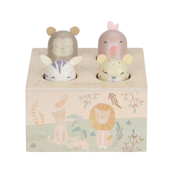 Brinquedo Pop Up Safari Friends em madeira, com animais que saltam ao pressionar, desenvolvido para estimular a coordenação motora e a descoberta.