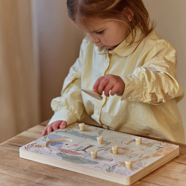 Puzzle Sonoro Safari Friends em madeira, com peças ilustradas de animais do safari, sons interativos e interruptor para ligar e desligar.