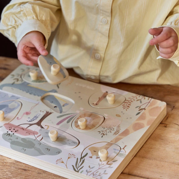 Puzzle Sonoro Safari Friends em madeira, com peças ilustradas de animais do safari, sons interativos e interruptor para ligar e desligar.