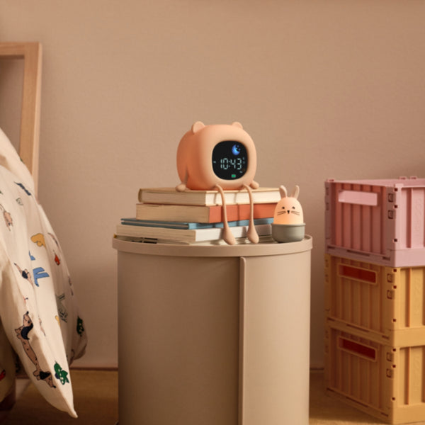 Relógio infantil Dani com alarme, luz de presença, sons relaxantes, modos nascer e pôr do sol e ecrã digital com horas e temperatura.