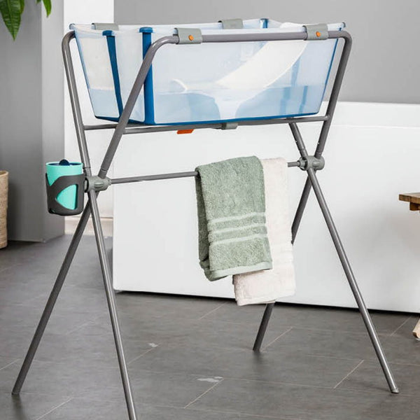 Conjunto Stokke® Flexi Bath® com banheira dobrável, suporte para recém-nascido e suporte para banheira, ideal para um banho confortável e seguro desde o nascimento. Transparent Blue