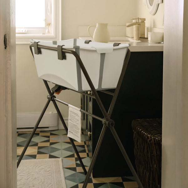 Conjunto Stokke® Flexi Bath® com banheira dobrável, suporte para recém-nascido e suporte para banheira, ideal para um banho confortável e seguro desde o nascimento. White