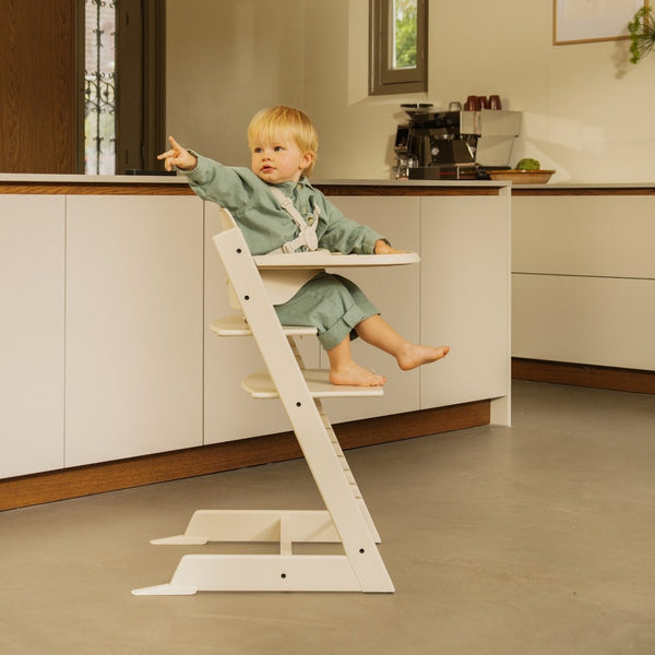 Cadeira Tripp Trapp® com Baby Set² e Tabuleiro Stokke®, cadeira evolutiva em madeira com assento ajustável, ideal para acompanhar o crescimento da criança. Vanilla white