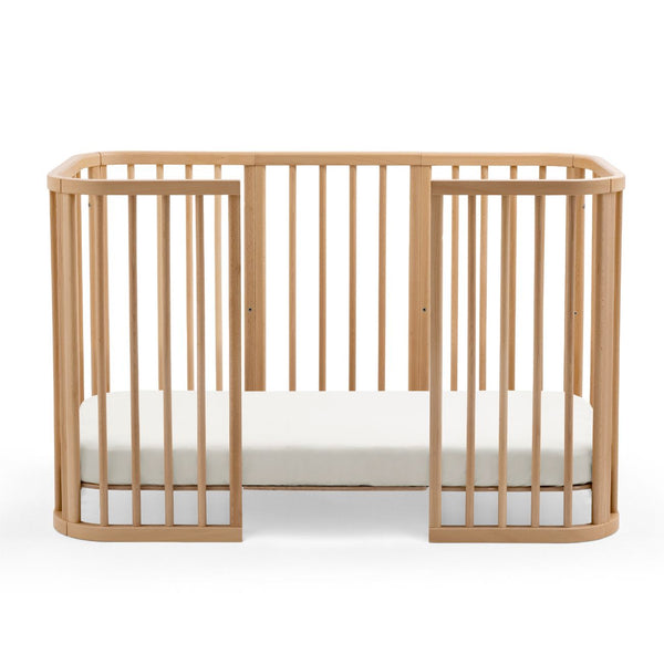 Stokke Nighti Convertible Cot Bed em madeira com colchões, lençóis e kit de extensão para bebé até aos 5 anos natural
