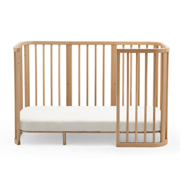 Stokke Nighti Convertible Cot Bed em madeira com colchões, lençóis e kit de extensão para bebé até aos 5 anos natural