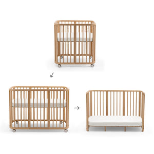 Stokke Nighti Convertible Cot Bed em madeira com colchões, lençóis e kit de extensão para bebé até aos 5 anos natural