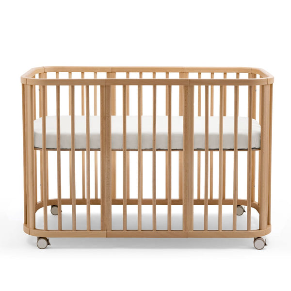 Stokke Nighti Convertible Cot Bed em madeira com colchões, lençóis e kit de extensão para bebé até aos 5 anos natural