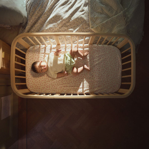 Stokke Nighti Convertible Cot Bed em madeira com colchões, lençóis e kit de extensão para bebé até aos 5 anos natural