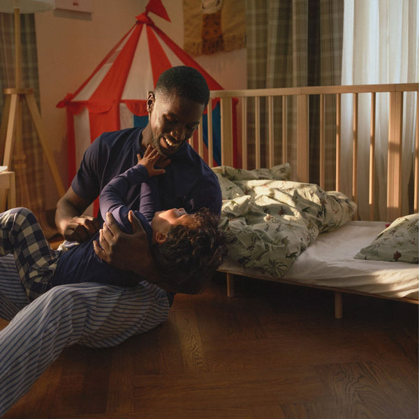 Stokke Nighti Convertible Cot Bed em madeira com colchões, lençóis e kit de extensão para bebé até aos 5 anos natural