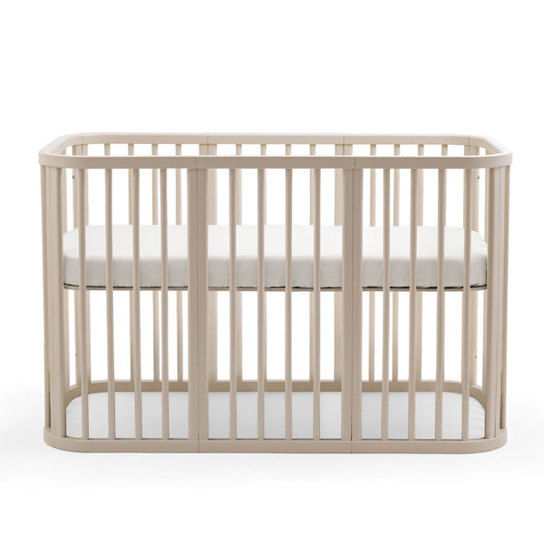 Stokke Nighti Convertible Cot Bed em madeira com colchões, lençóis e kit de extensão para bebé até aos 5 anos vanilla