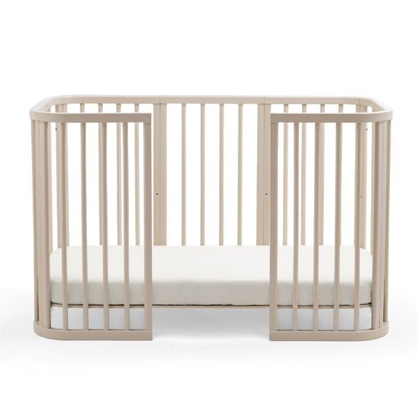 Stokke Nighti Convertible Cot Bed em madeira com colchões, lençóis e kit de extensão para bebé até aos 5 anos vanilla