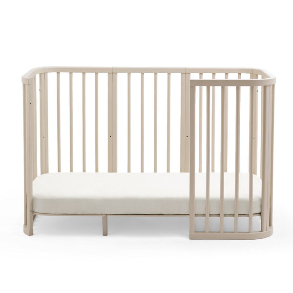 Stokke Nighti Convertible Cot Bed em madeira com colchões, lençóis e kit de extensão para bebé até aos 5 anos vanilla