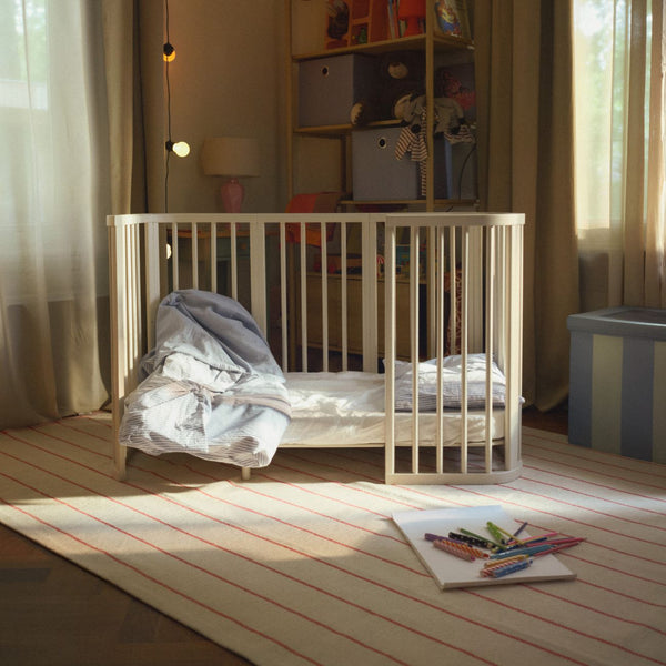 Stokke Nighti Convertible Cot Bed em madeira com colchões, lençóis e kit de extensão para bebé até aos 5 anos vanilla