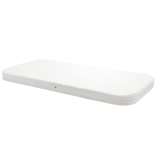 Colchão Stokke Nighti Bed 60x120 cm firme e respirável, com malha 3D, capa removível e lavável até 60 °C.