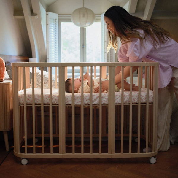 Colchão Stokke Nighti Bed 60x120 cm firme e respirável, com malha 3D, capa removível e lavável até 60 °C.