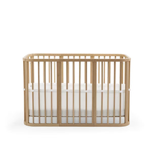 Protetor de grades Stokke Nighti Bed em malha 3D respirável e macia, com fixação antiderrapante e certificação OEKO-TEX.