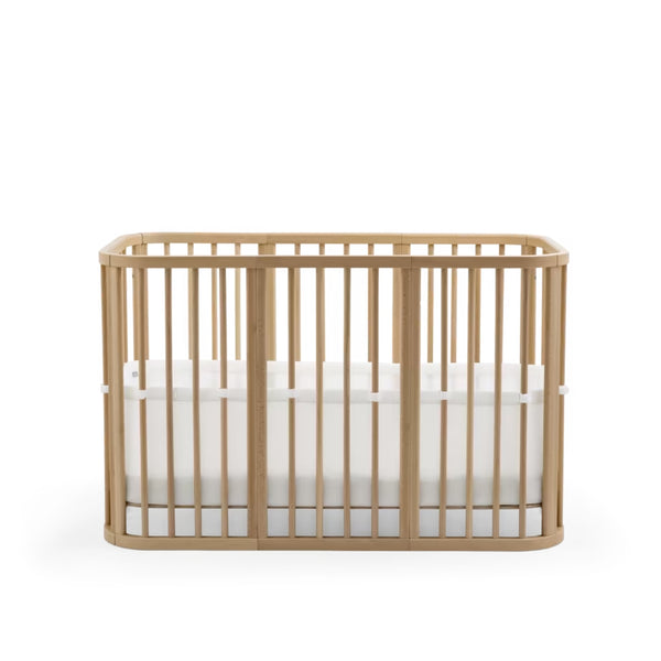 Protetor de grades Stokke Nighti Bed em malha 3D respirável e macia, com fixação antiderrapante e certificação OEKO-TEX.