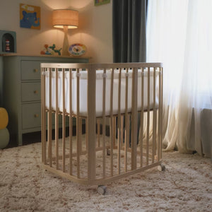 Protetor de grades Stokke Nighti Mini em malha 3D respirável e macia, com fixação antiderrapante e certificação OEKO-TEX.