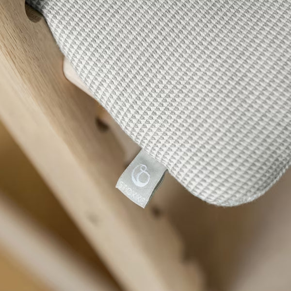 Almofada Stokke Tripp Trapp Classic Cushion em algodão 100% orgânico com enchimento reciclado, compatível com todas as cadeiras Tripp Trapp.