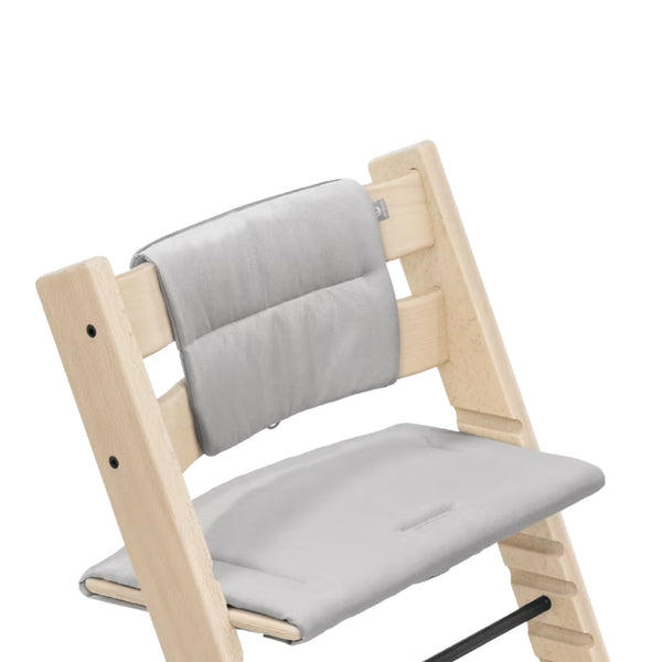 Almofada Stokke Tripp Trapp Cushion em poliéster 100% reciclado, repelente à água e antiderrapante, compatível com todas as cadeiras Tripp Trapp.
Anthracite