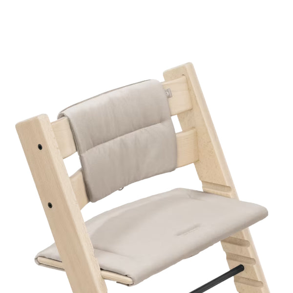 Almofada Stokke Tripp Trapp Cushion em poliéster 100% reciclado, repelente à água e antiderrapante, compatível com todas as cadeiras Tripp Trapp.
Beige