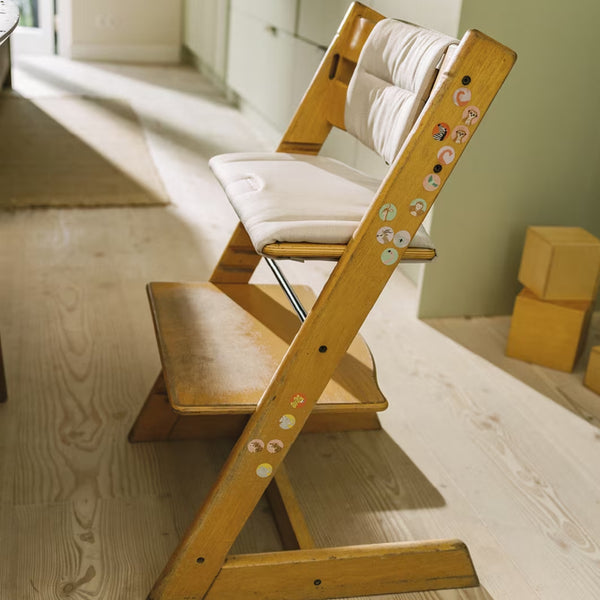 Almofada Stokke Tripp Trapp Cushion em poliéster 100% reciclado, repelente à água e antiderrapante, compatível com todas as cadeiras Tripp Trapp.
Beige