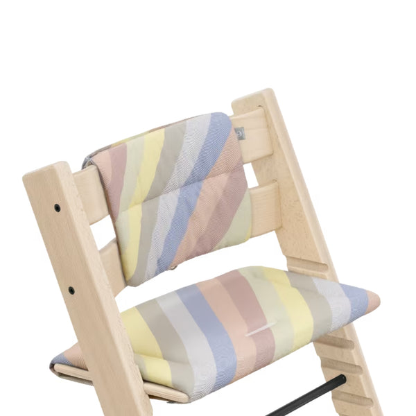 Almofada Stokke Tripp Trapp Cushion em poliéster 100% reciclado, repelente à água e antiderrapante, compatível com todas as cadeiras Tripp Trapp.
Pastel Stripes