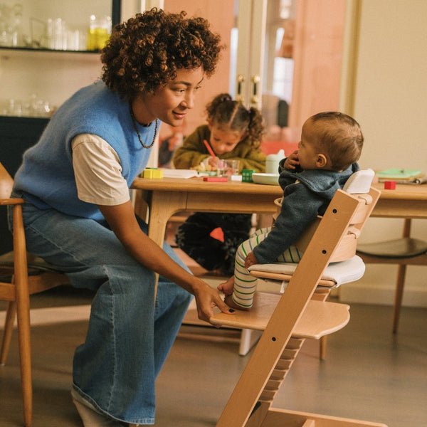 Cadeira evolutiva Stokke Tripp Trapp com Baby Set² para bebé e criança na cor beech natural