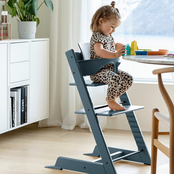 Cadeira evolutiva Stokke Tripp Trapp com Baby Set² para bebé e criança na cor fjord blue