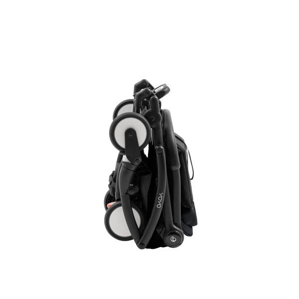 Carrinho Stokke YOYO⁵ + Ninho desde o nascimento, com posição totalmente deitada, dobragem ultracompacta com uma mão, suspensão nas quatro rodas e conjunto de assento incluído.
Black