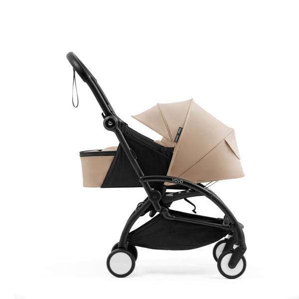 Carrinho Stokke YOYO⁵ + Ninho desde o nascimento, com posição totalmente deitada, dobragem ultracompacta com uma mão, suspensão nas quatro rodas e conjunto de assento incluído.
Taupe