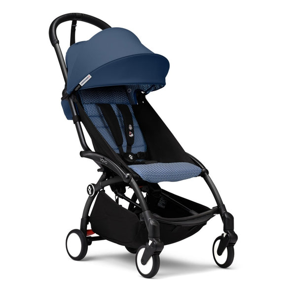 Carrinho Stokke YOYO³ compacto e ultraleve ideal para viagens e cabine de avião estrutura preta cor air france blue