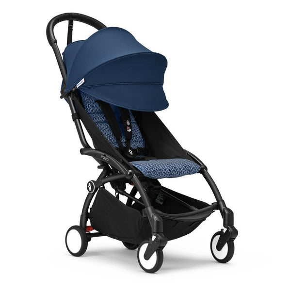 Carrinho Stokke YOYO³ compacto e ultraleve ideal para viagens e cabine de avião estrutura preta cor air france blue