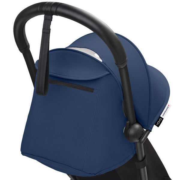 Carrinho Stokke YOYO³ compacto e ultraleve ideal para viagens e cabine de avião estrutura preta cor air france blue