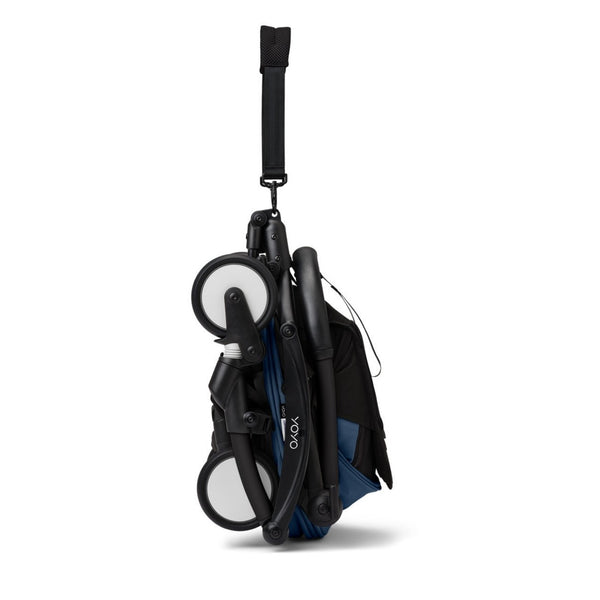 Carrinho Stokke YOYO³ compacto e ultraleve ideal para viagens e cabine de avião estrutura preta cor air france blue