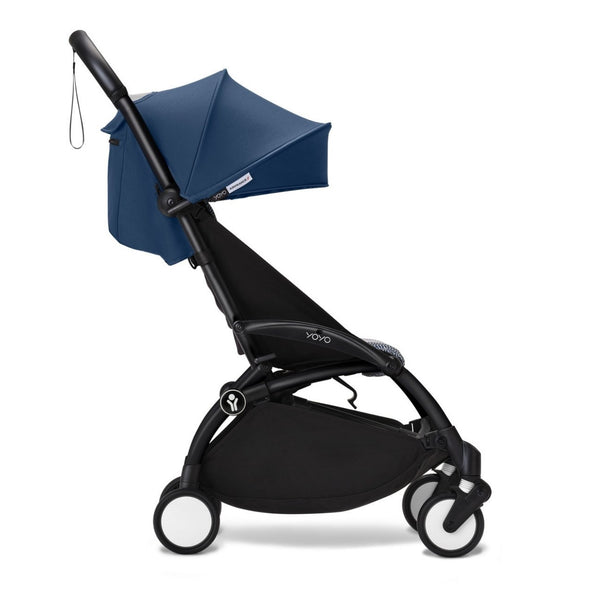 Carrinho Stokke YOYO³ compacto e ultraleve ideal para viagens e cabine de avião estrutura preta cor air france blue