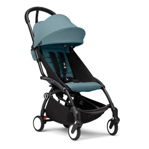 Carrinho Stokke YOYO³ compacto e ultraleve ideal para viagens e cabine de avião estrutura preta cor aqua