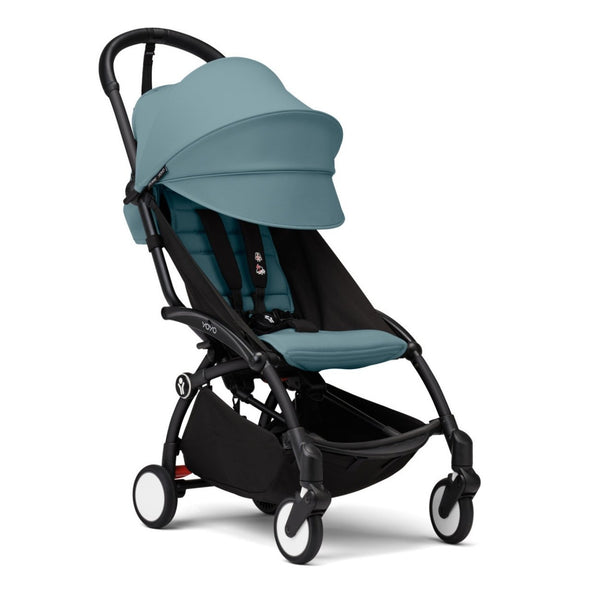 Carrinho Stokke YOYO³ compacto e ultraleve ideal para viagens e cabine de avião estrutura preta cor aqua