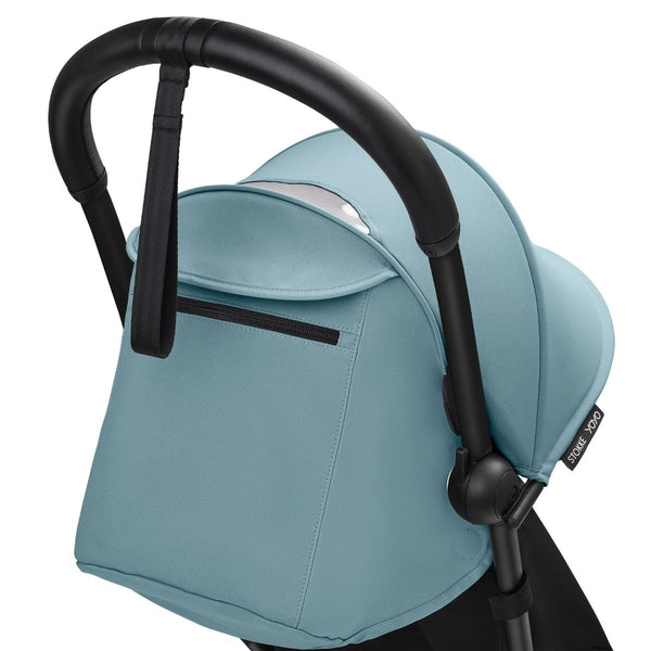 Carrinho Stokke YOYO³ compacto e ultraleve ideal para viagens e cabine de avião estrutura preta cor aqua