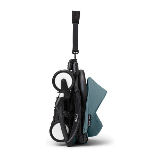 Carrinho Stokke YOYO³ compacto e ultraleve ideal para viagens e cabine de avião estrutura preta cor aqua