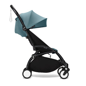 Carrinho Stokke YOYO³ compacto e ultraleve ideal para viagens e cabine de avião estrutura preta cor aqua
