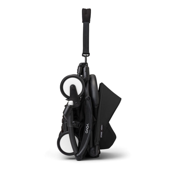 Carrinho Stokke YOYO³ compacto e ultraleve ideal para viagens e cabine de avião estrutura preta cor preto