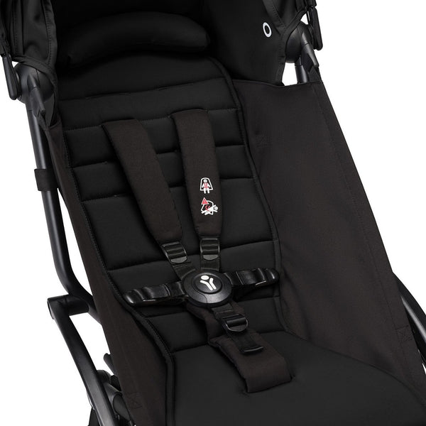 Carrinho Stokke YOYO³ compacto e ultraleve ideal para viagens e cabine de avião estrutura preta cor preto