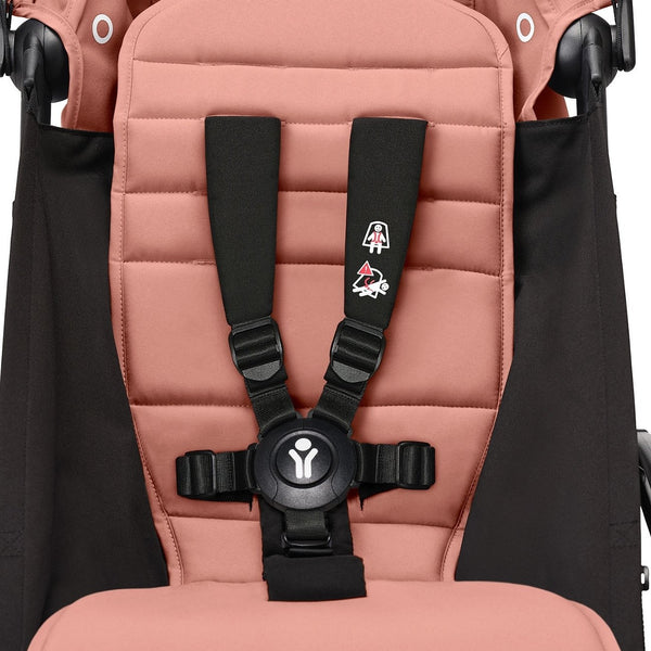 Carrinho Stokke YOYO³ compacto e ultraleve ideal para viagens e cabine de avião estrutura preta cor ginger
