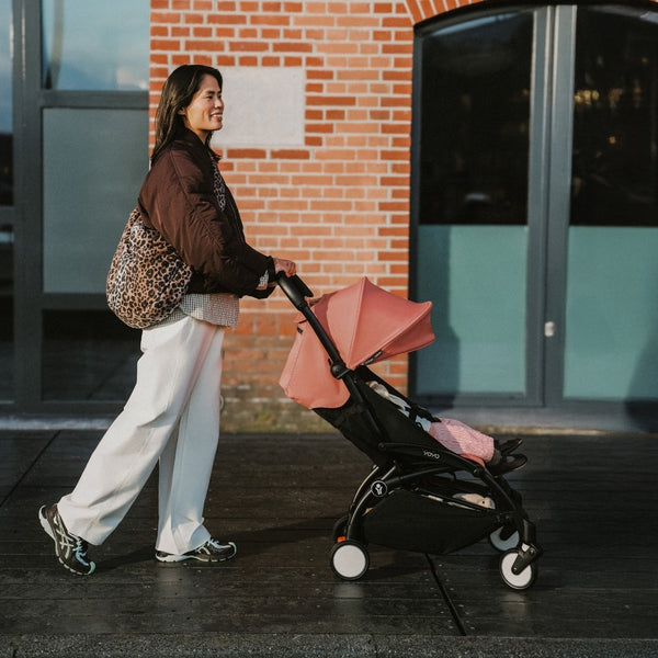 Carrinho Stokke YOYO³ compacto e ultraleve ideal para viagens e cabine de avião estrutura preta cor ginger