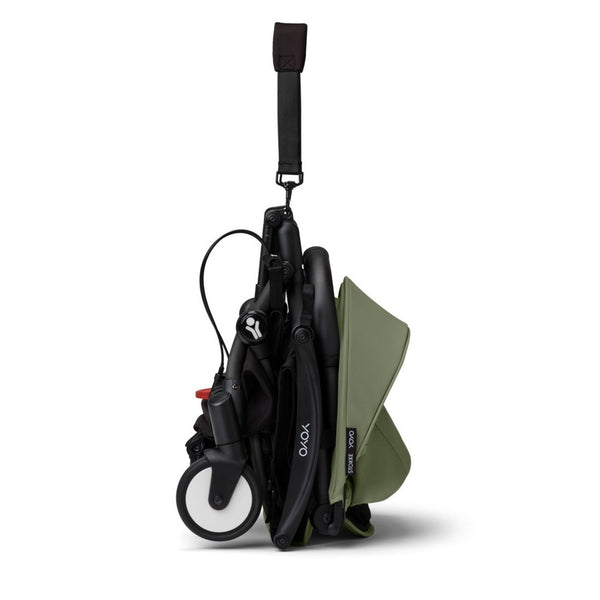 Carrinho Stokke YOYO³ compacto e ultraleve ideal para viagens e cabine de avião estrutura preta cor olive