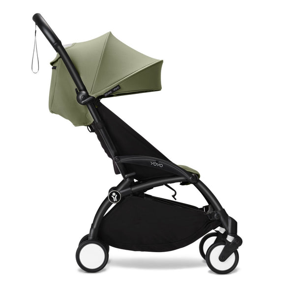 Carrinho Stokke YOYO³ compacto e ultraleve ideal para viagens e cabine de avião estrutura preta cor olive