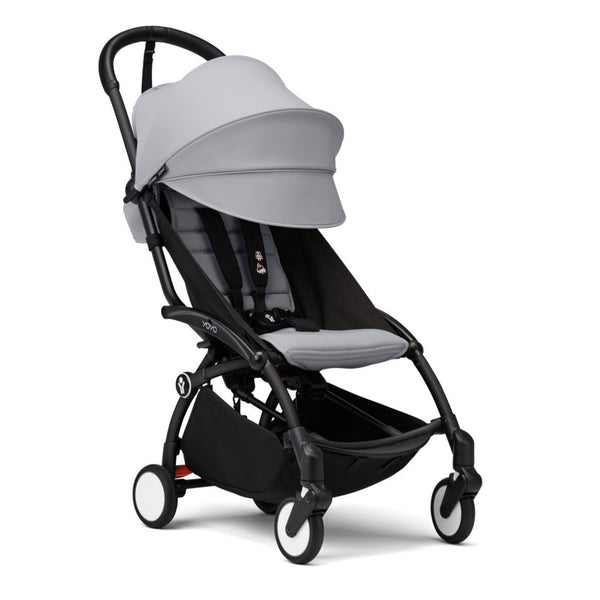 Carrinho Stokke YOYO³ compacto e ultraleve ideal para viagens e cabine de avião estrutura preta cor stone